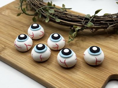 Eyeball cupcake toppers