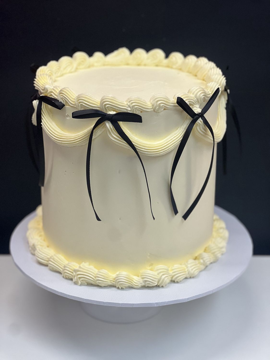 VINTAGE BUTTERCREAM BOW CAKE
