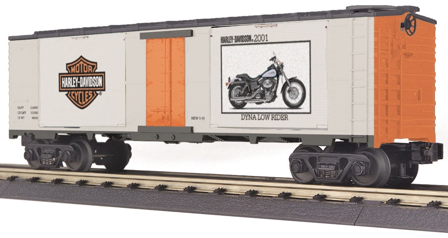 MTH30-74196 | O Gauge | RailKing 40' Window Box Car w/(2) 2001 Dyna Low Rider