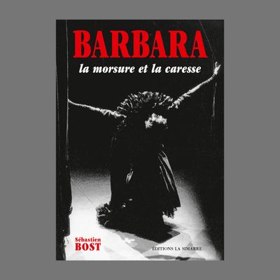 Barbara : La morsure et la caresse

Barbara occupe une place à part dans la chanson. Avec "Ma plus belle histoire d'amour", créée pour le public à Bobino en 1966, elle a noué avec chacun d'entre nous une relation unique dans l'histoire des variétés, qui ne s'est pas éteinte avec sa disparition en 1997. "L'aigle noir, Dis quand reviendras-tu ?", Nantes.... ses textes, ses mélodies, sa voix nous bouleversent toujours, sa personnalité, son parcours nous fascinent. Barbara a fait de sa vie blessée une œuvre d'une singulière beauté, que ce livre explore et invite à découvrir : répertoire, spectacle, chemin de vie et de scène, relation au public y sont étudiés avec précision pour éclairer le processus de création de la chanteuse et mieux nous faire partager son univers artistique. Un univers original et intense, profondément généreux .

Agrégé de lettres, membre de l'association Barbara Perlimpinpin, Sébastien Bost est enseignant en classes de lycée et chargé de cours en arts du spectacle à l'université de Tours. Ses publications portent sur la chanson française et l'œuvre de Barbara.

