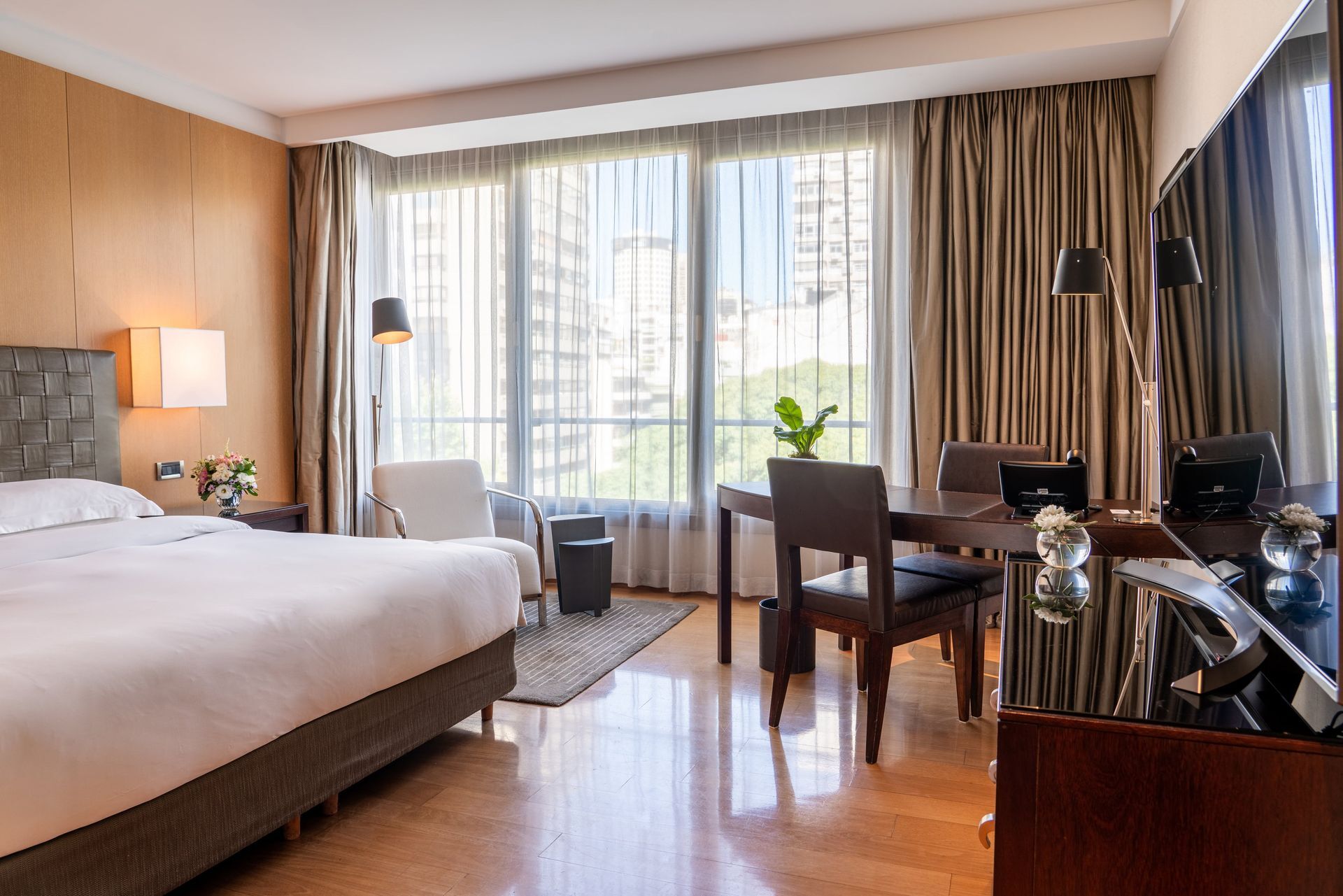 Encanto Europeo: Estadía con Cena en Los Salones del Piano Nobile