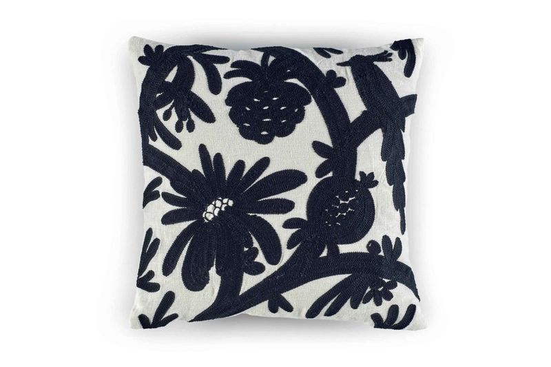Paradis Black Pillow w/ Insert