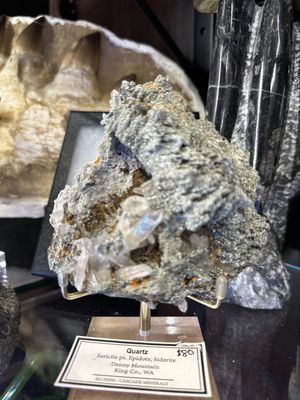 Denny Quartz with Sericite ps. Epidote, Siderite 220g