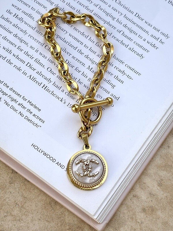 Elegant gold bracelet