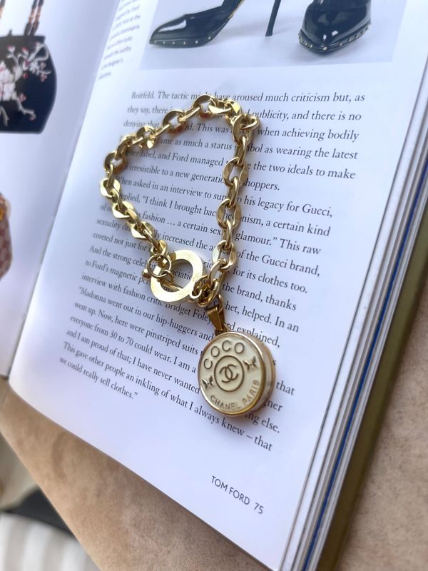 Delicate bracelet with beige charm