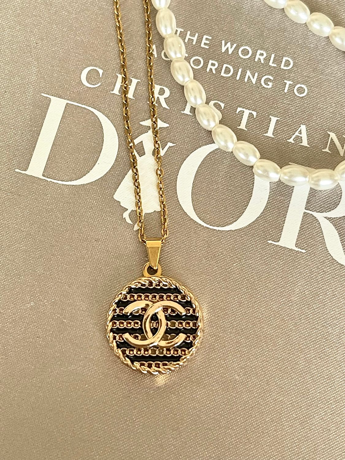 Elegant gold reworked necklace