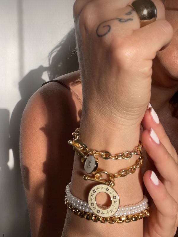 Elegant gold bracelet with charm