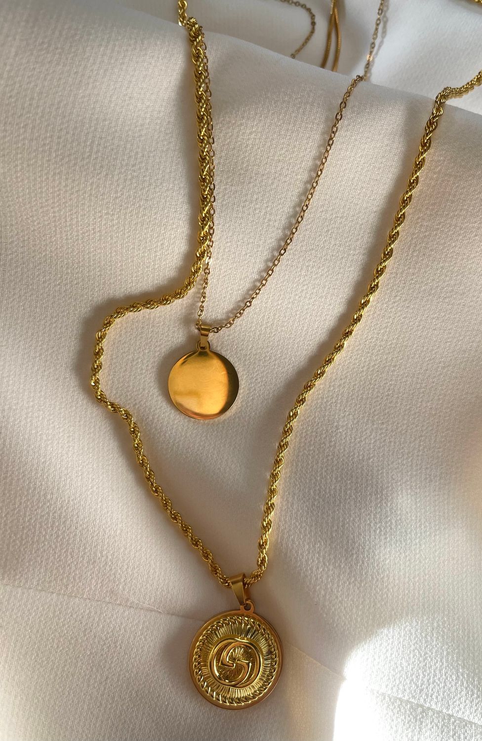 Elegant yellow gold necklace with charm