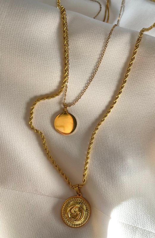 Elegant yellow gold necklace with charm