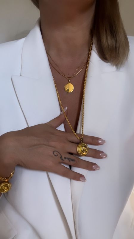 Elegant yellow gold necklace with charm