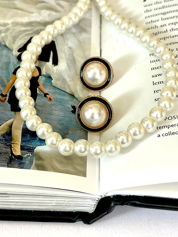 Elegant small pearls with black detail
