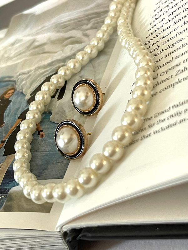 Elegant small pearls with black detail