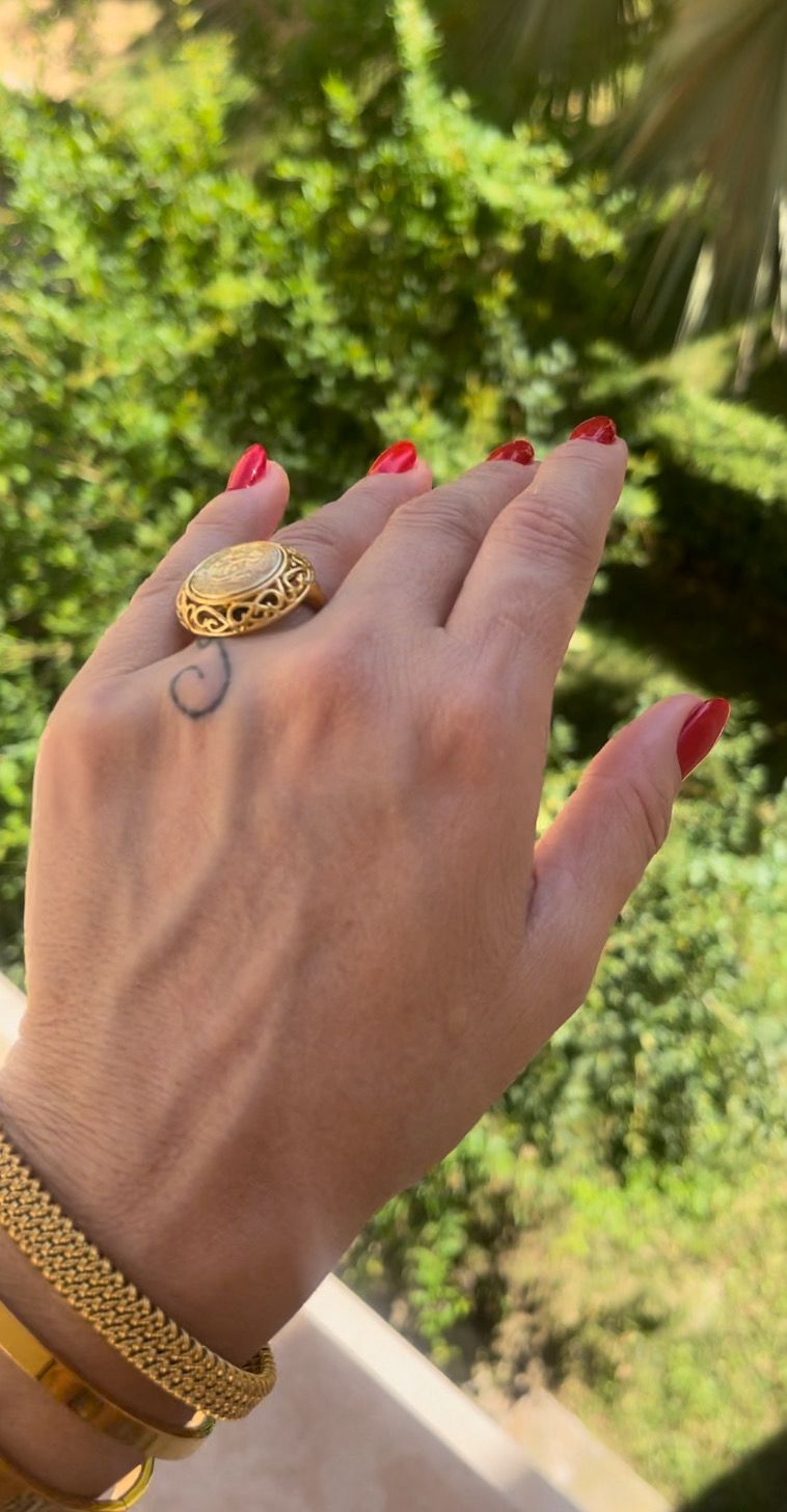 Vintage Stunning gold tone finish ring