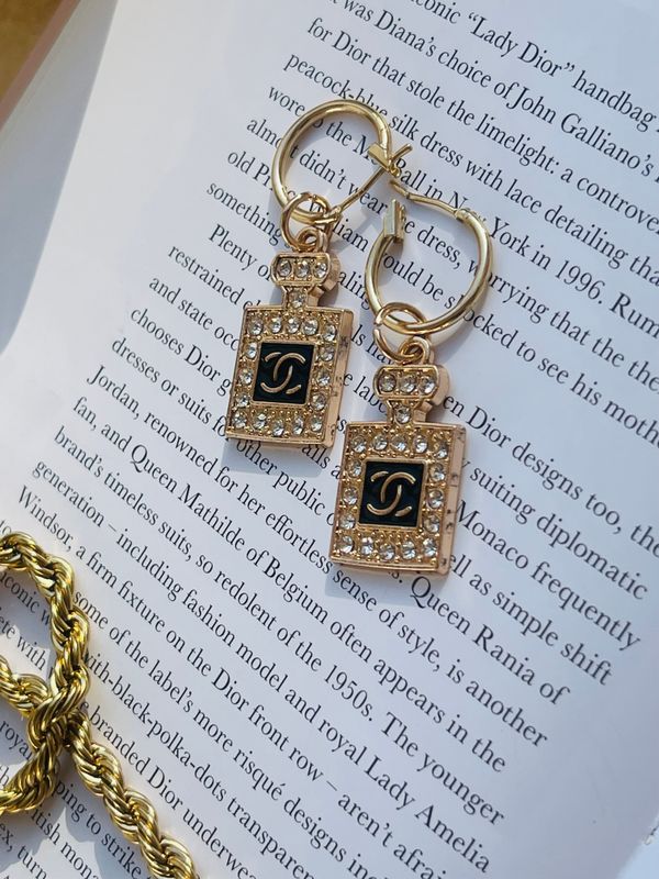 Stunning gold tone charm with tiny rhinestones