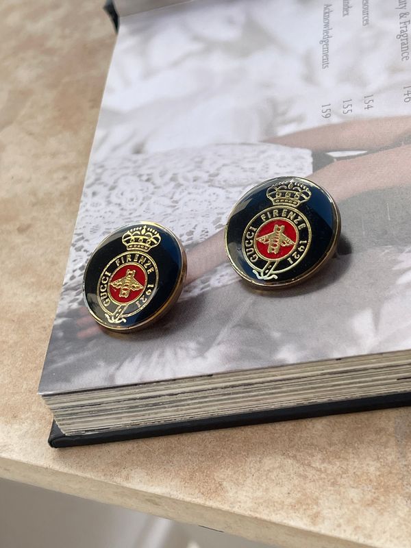 Stylish small crown earrings
