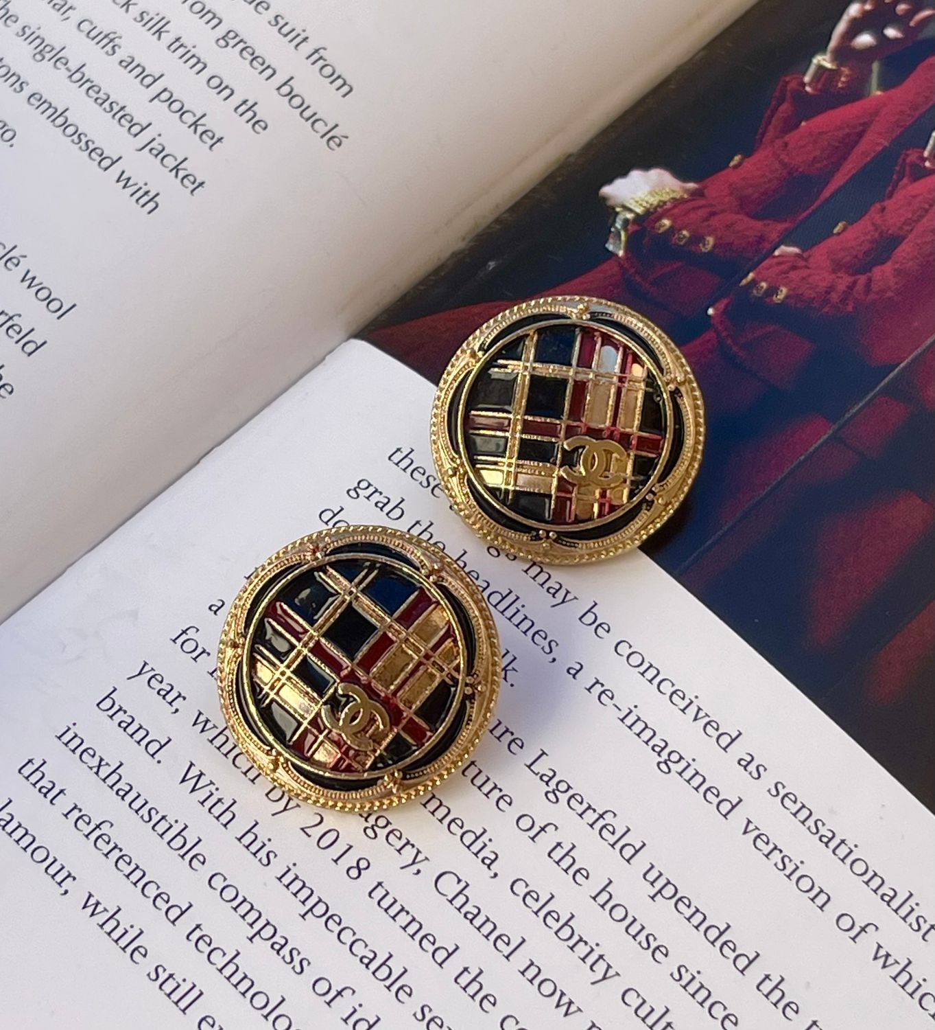 Elegance button with burgundy Red details earrings