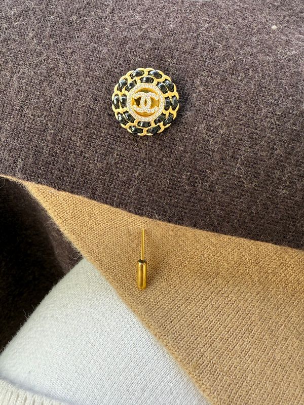 Elegance gold tone brooch with black details