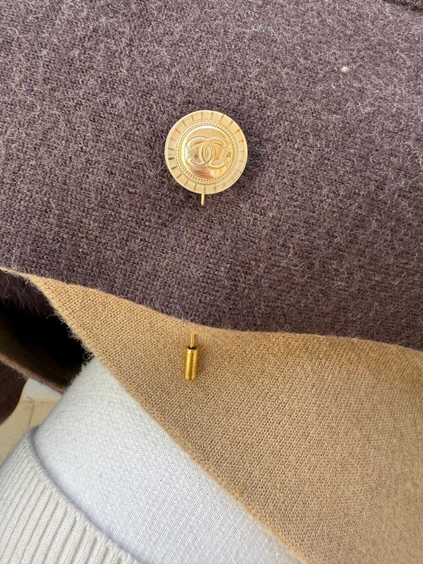 Delicate gold tone brooch