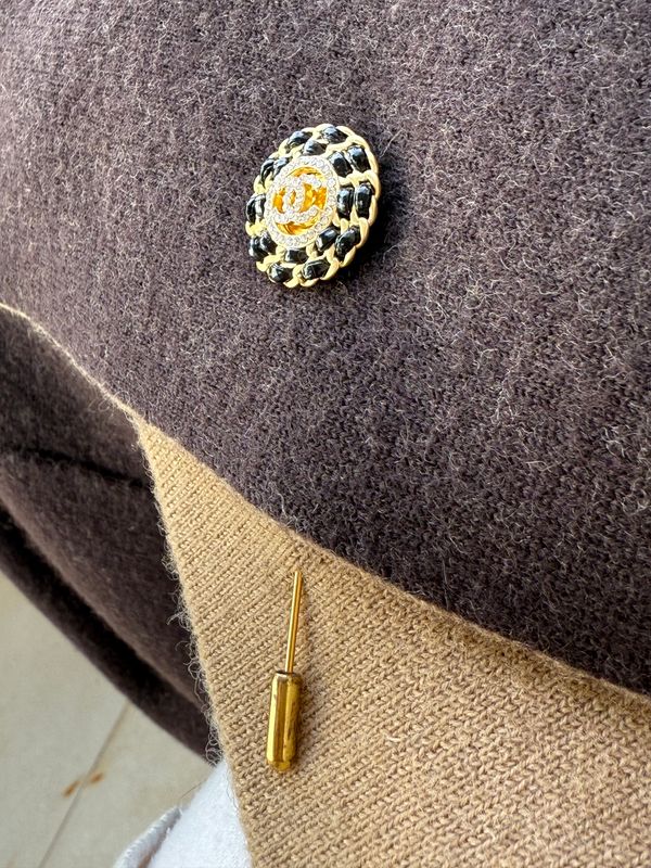 Elegance gold tone brooch with black details
