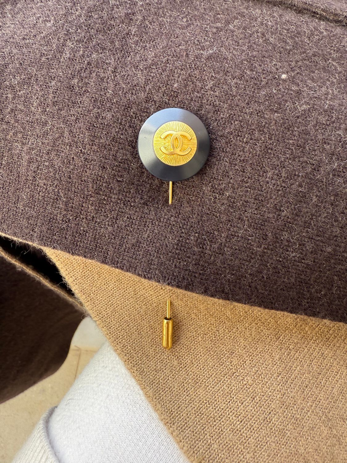 Elegant black and gold tone brooch