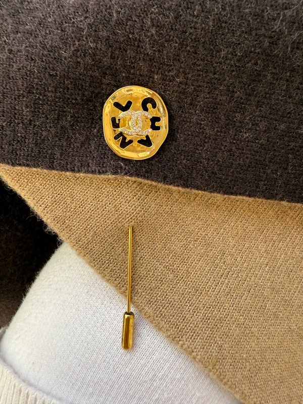 Elegant oval gold tone brooch