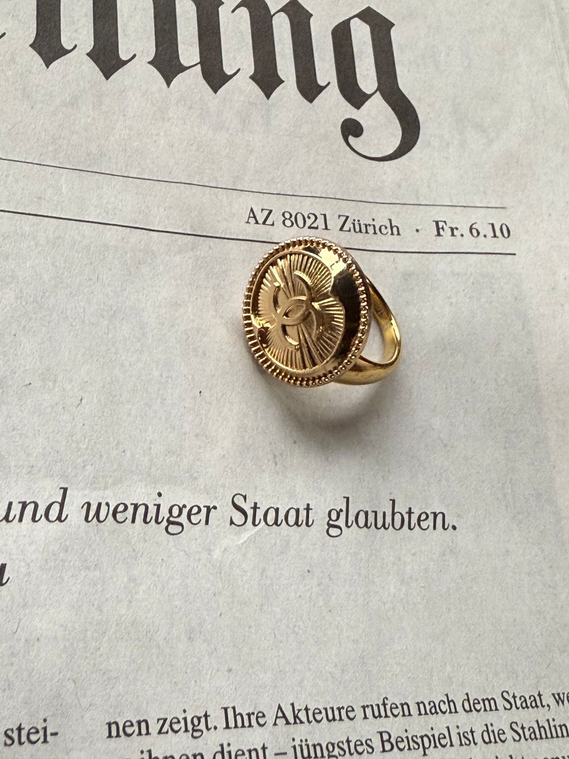 Chevalier Ring gold tone