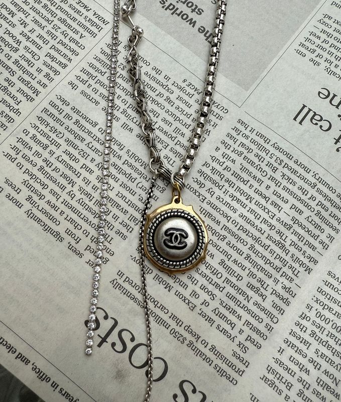 Stylish silver tone chain with charm