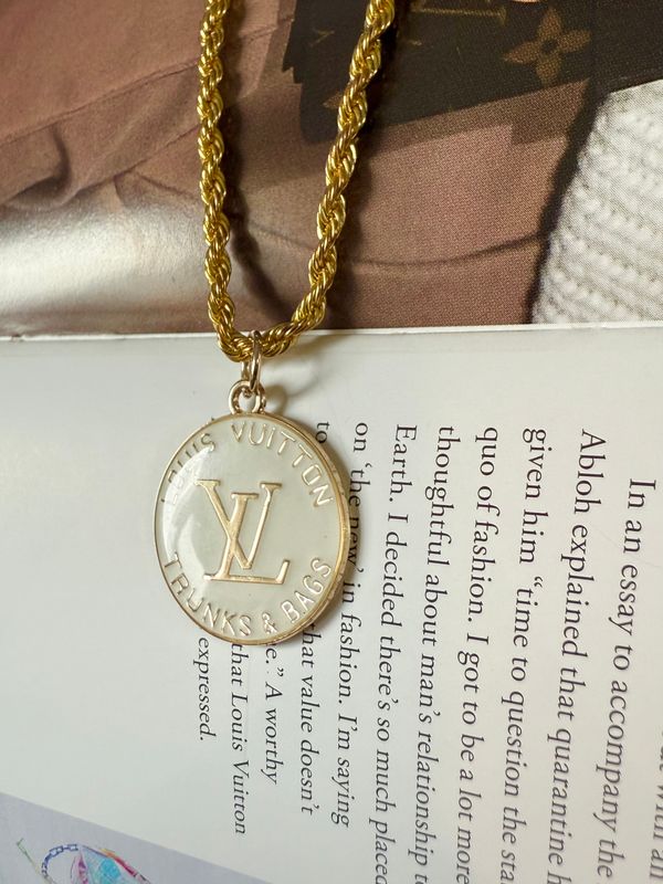 Stylish necklace gold tone with logo
