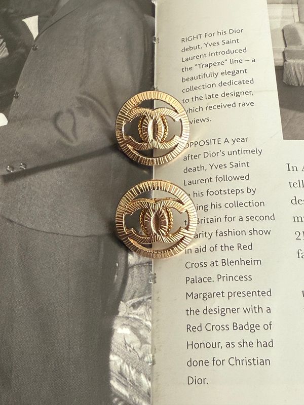 Elegant gold tone earrings