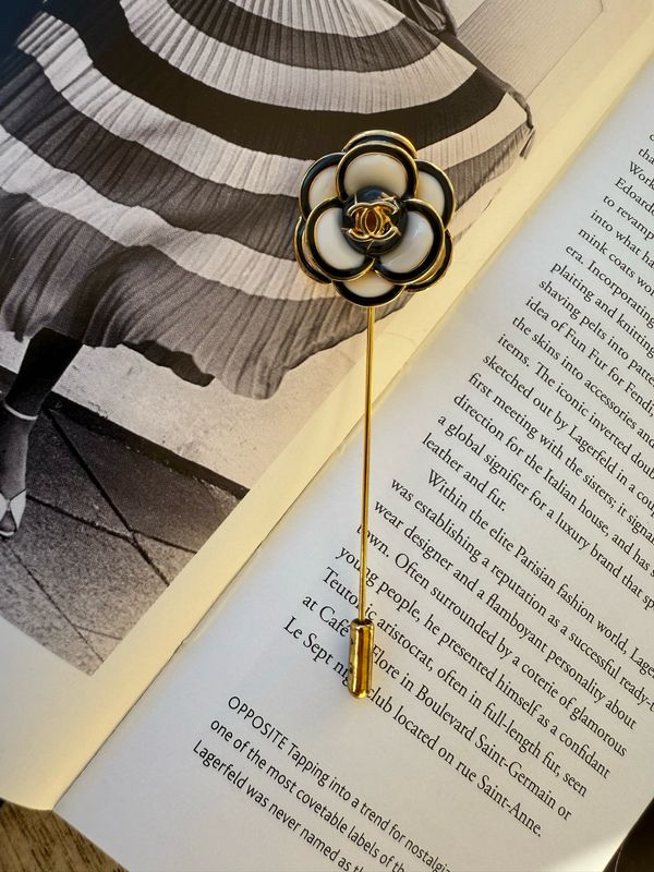 Gold tone elegant brooch