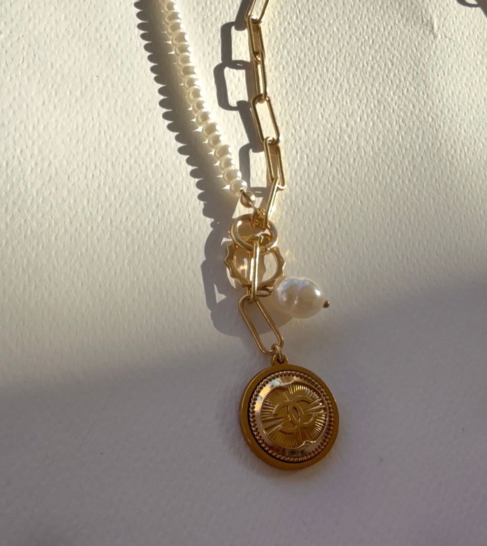Elegant chain and pearl gold tone necklace