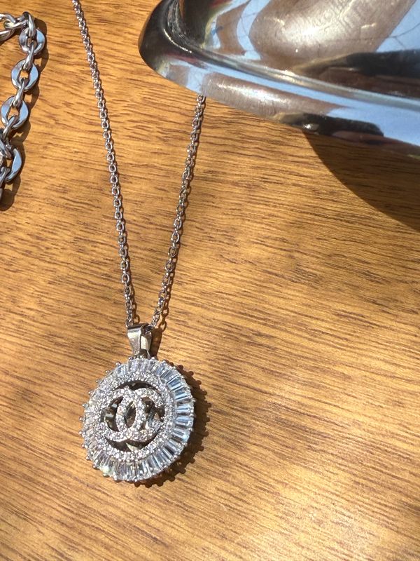 Elegant silver tone button necklace