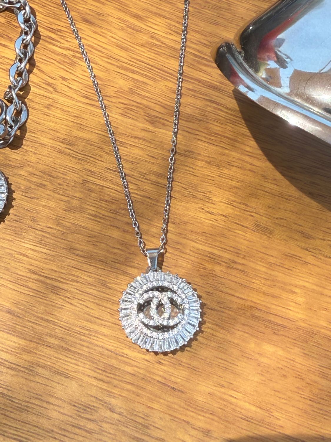 Elegant silver tone button necklace