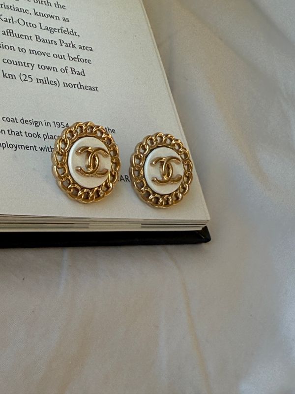 Elegant gold chain button earrings