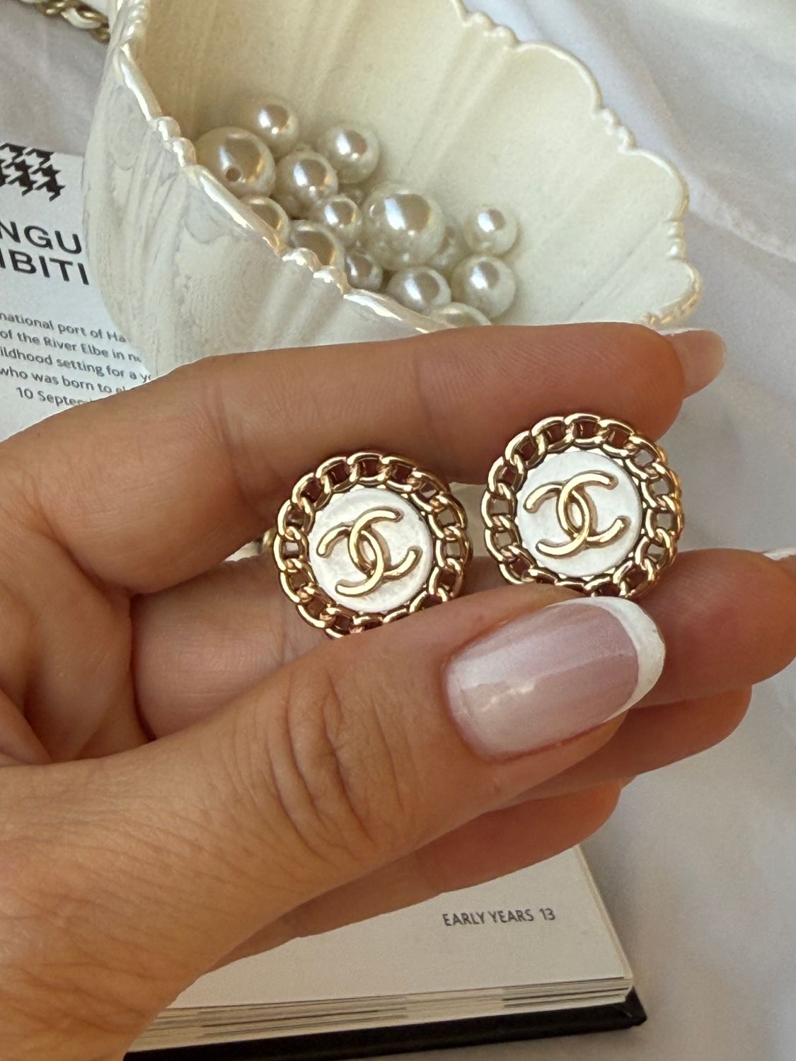 Elegant gold chain button earrings