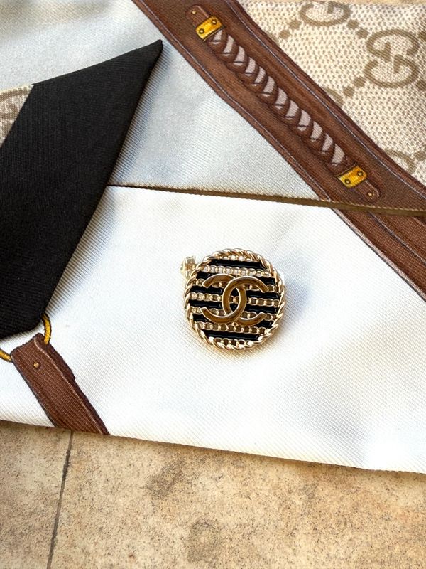 Gold tone and black chain small brooch