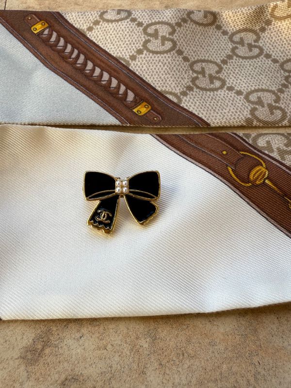 Black bow Logo small brooch