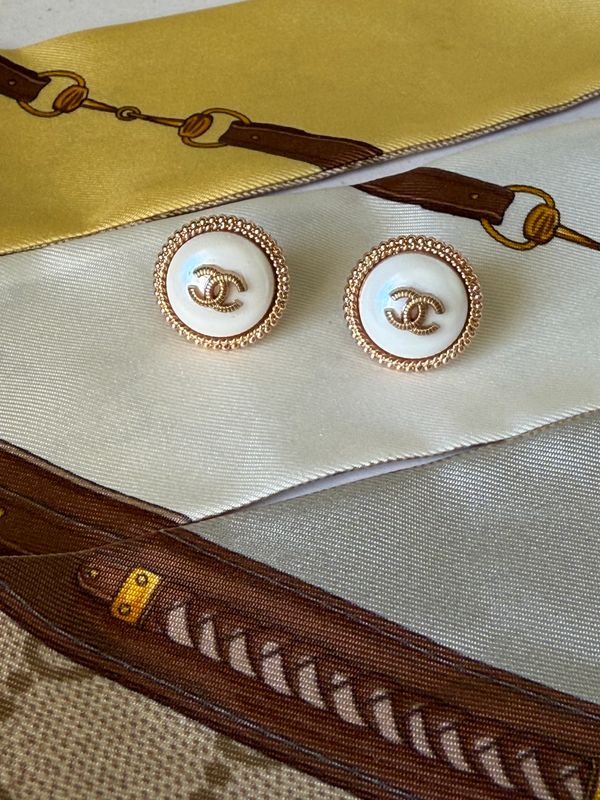 Pearls framed in gold earrings