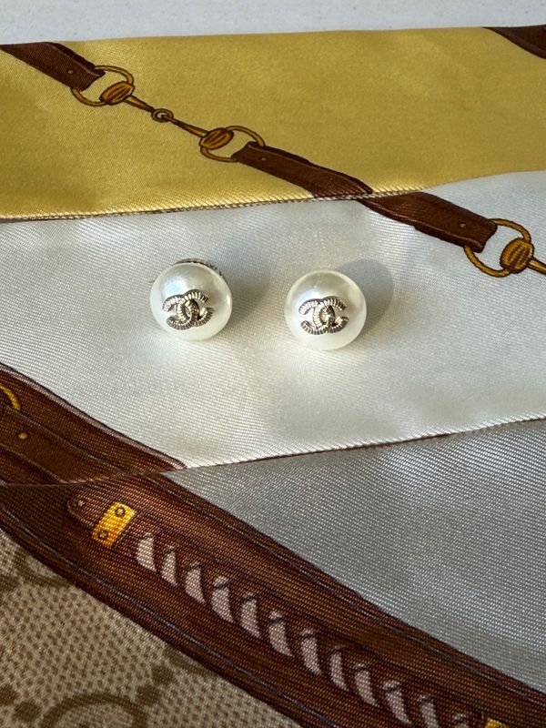 Elegant small pearls silver tone