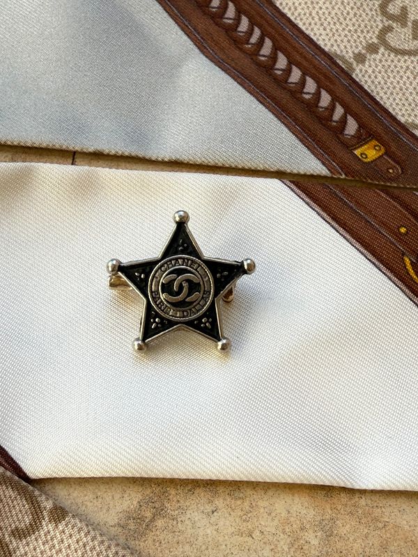 Star silver tone Small brooch