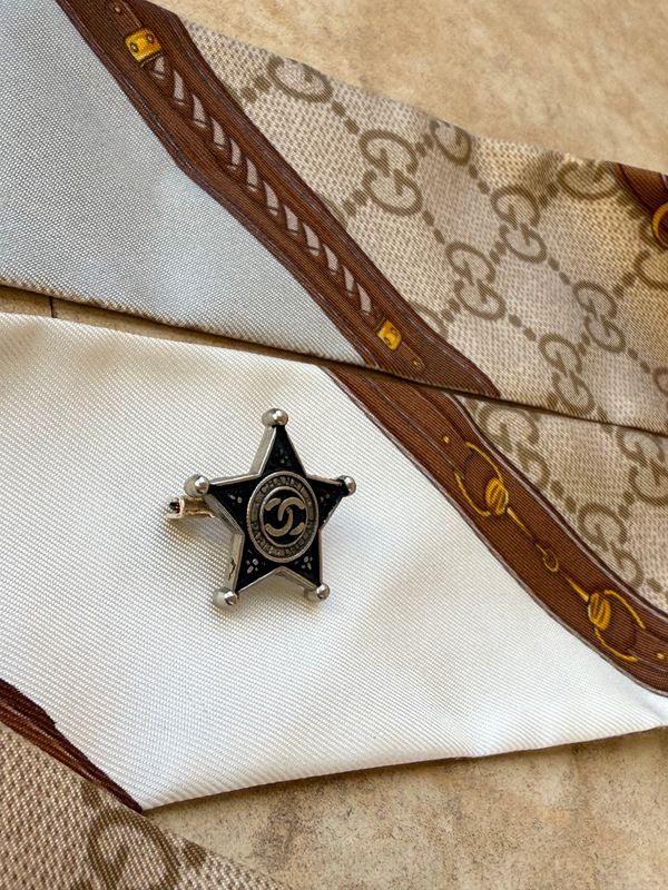 Star silver tone Small brooch