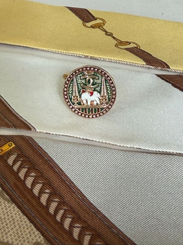 Rare design gold tone ring