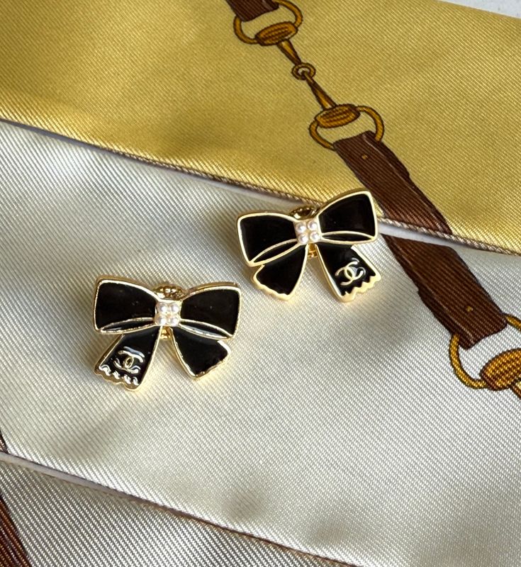 Elegance black bow with tiny pearls earrings