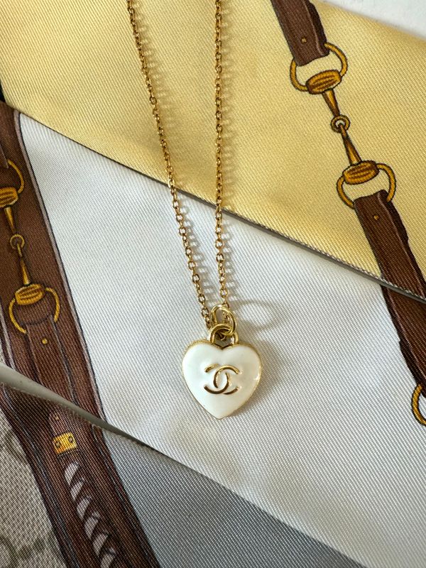 Vintage beige gold tone heart necklace