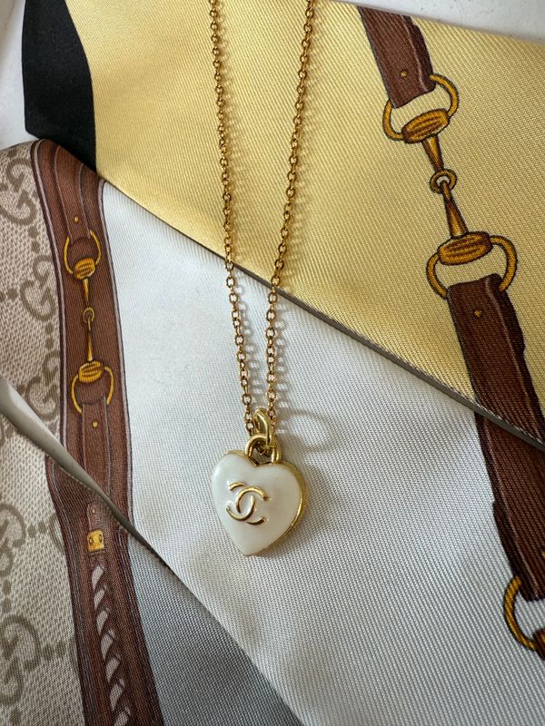 Vintage beige gold tone heart necklace