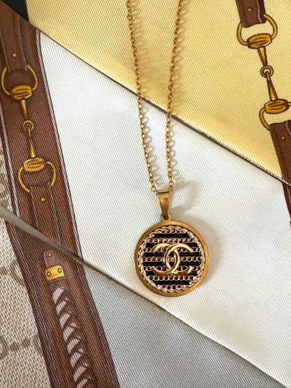 Elegant gold reworked necklace