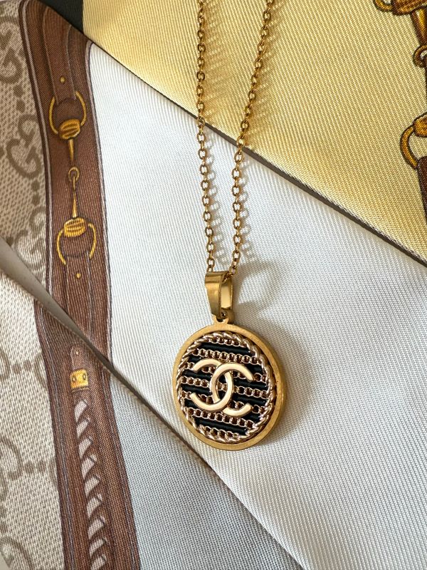 Elegant gold reworked necklace