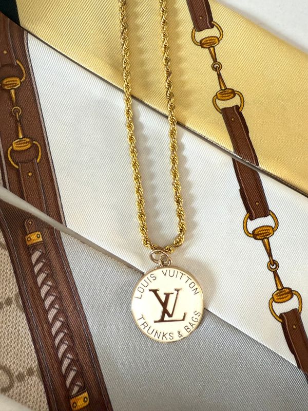 Stylish necklace gold tone with logo