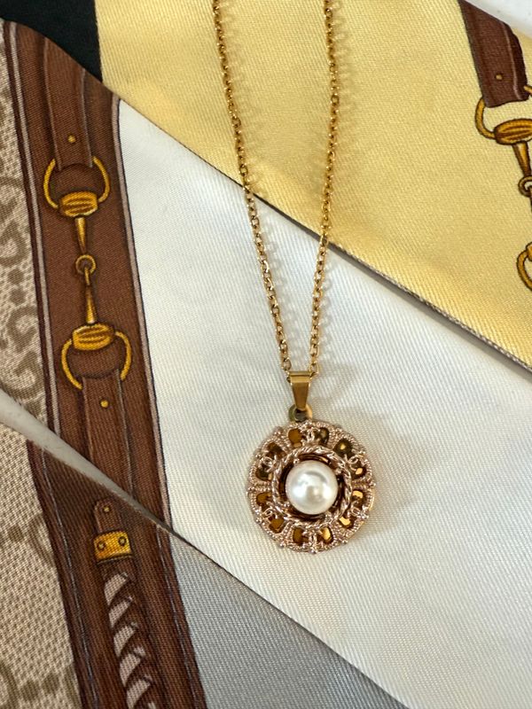 Delicate small necklace with pearl