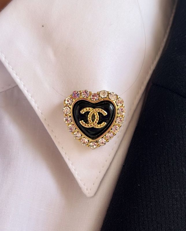 Stylish small heart brooch